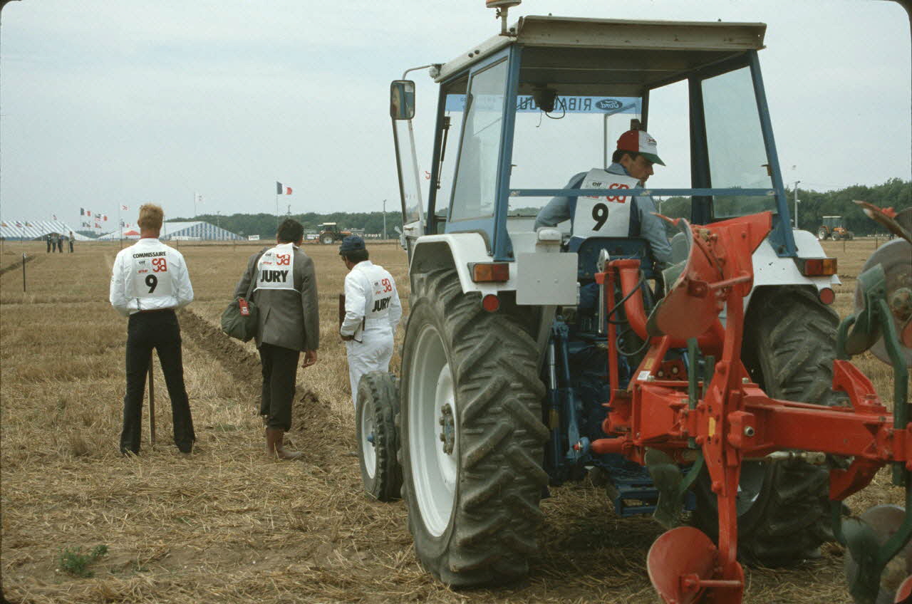 Frédéric Duchesne photographie MNATP. Enquête sur la finale des 32è Championnats de France de labours conduite par Frédéric Duchesne à Boves en Picardie (septembre 1985) Picardie, France 1985/9/14-1985/9/15 Ph.1986.87.290 Photo