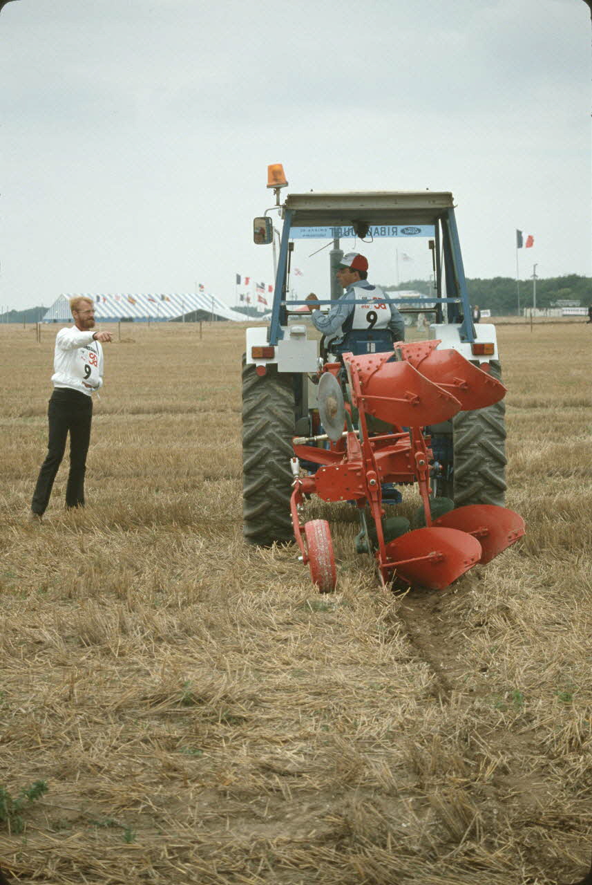Frédéric Duchesne photographie MNATP. Enquête sur la finale des 32è Championnats de France de labours conduite par Frédéric Duchesne à Boves en Picardie (septembre 1985) Picardie, France 1985/9/14-1985/9/15 Ph.1986.87.295 Photo
