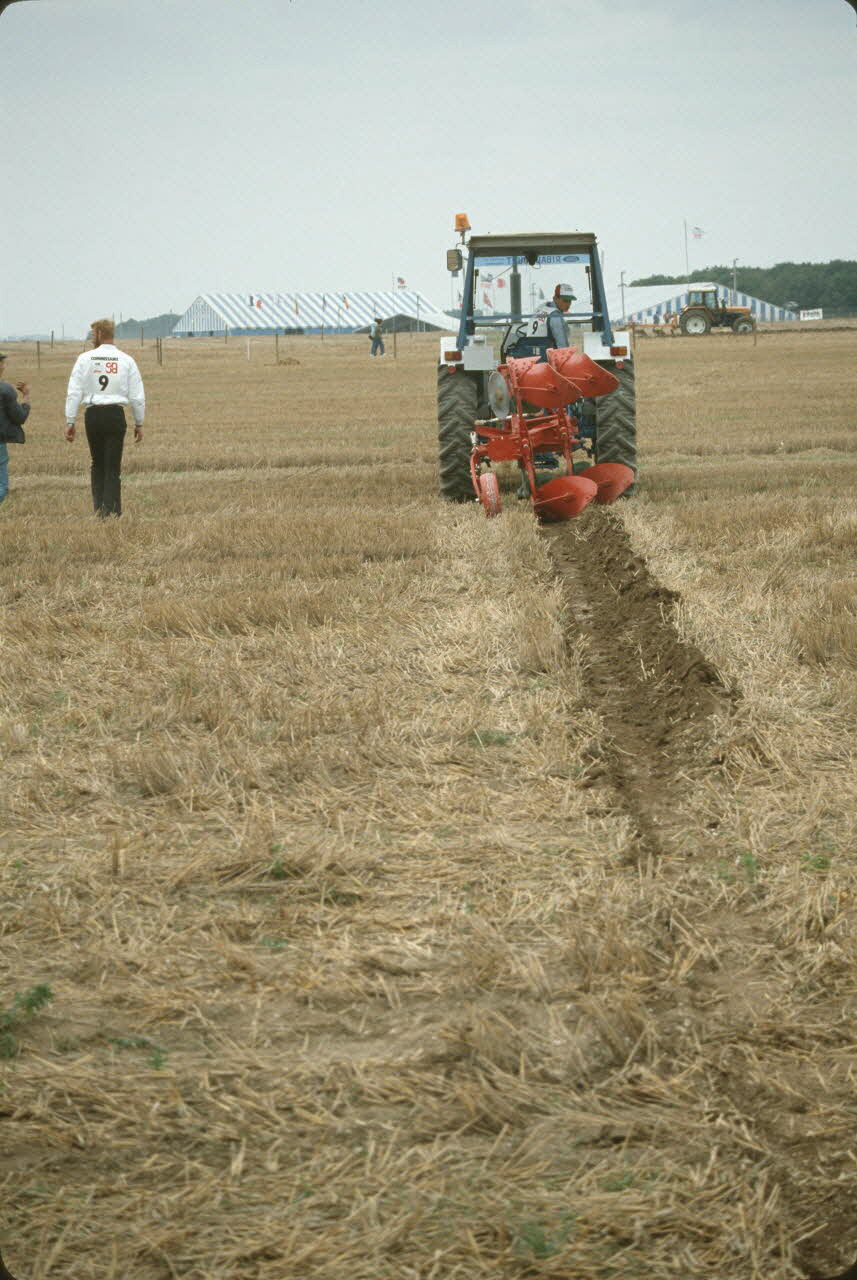 Frédéric Duchesne photographie MNATP. Enquête sur la finale des 32è Championnats de France de labours conduite par Frédéric Duchesne à Boves en Picardie (septembre 1985) Picardie, France 1985/9/14-1985/9/15 Ph.1986.87.296 Photo