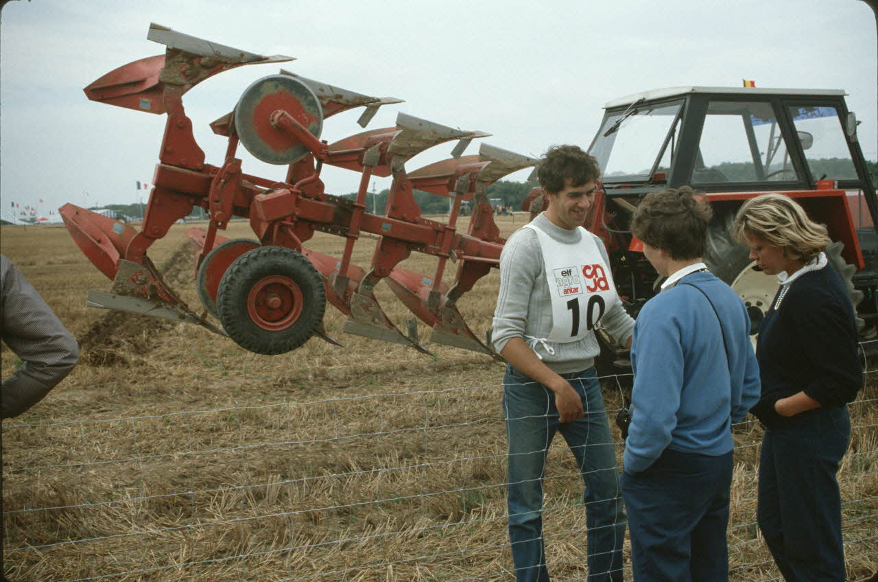 Frédéric Duchesne photographie MNATP. Enquête sur la finale des 32è Championnats de France de labours conduite par Frédéric Duchesne à Boves en Picardie (septembre 1985) Picardie, France 1985/9/14-1985/9/15 Ph.1986.87.302 Photo