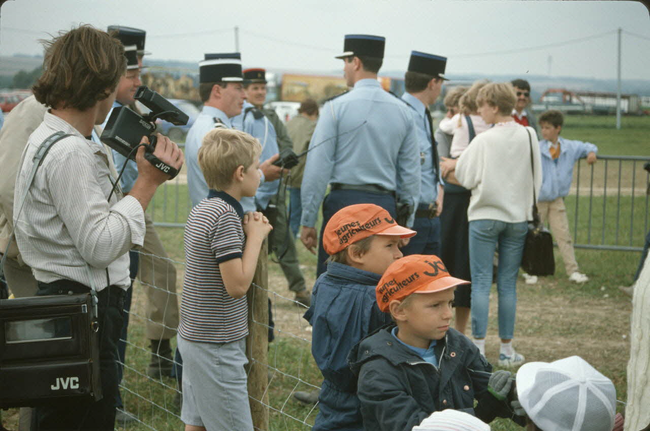 Frédéric Duchesne photographie MNATP. Enquête sur la finale des 32è Championnats de France de labours conduite par Frédéric Duchesne à Boves en Picardie (septembre 1985) Picardie, France 1985/9/14-1985/9/15 Ph.1986.87.303 Photo