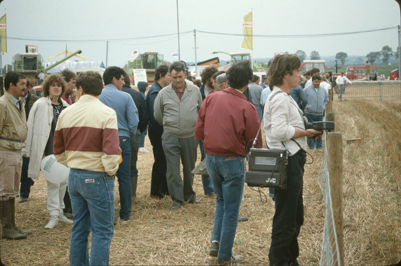 Frédéric Duchesne photographie MNATP. Enquête sur la finale des 32è Championnats de France de labours conduite par Frédéric Duchesne à Boves en Picardie (septembre 1985) Picardie, France 1985/9/14-1985/9/15 Ph.1986.87.304 Photo
