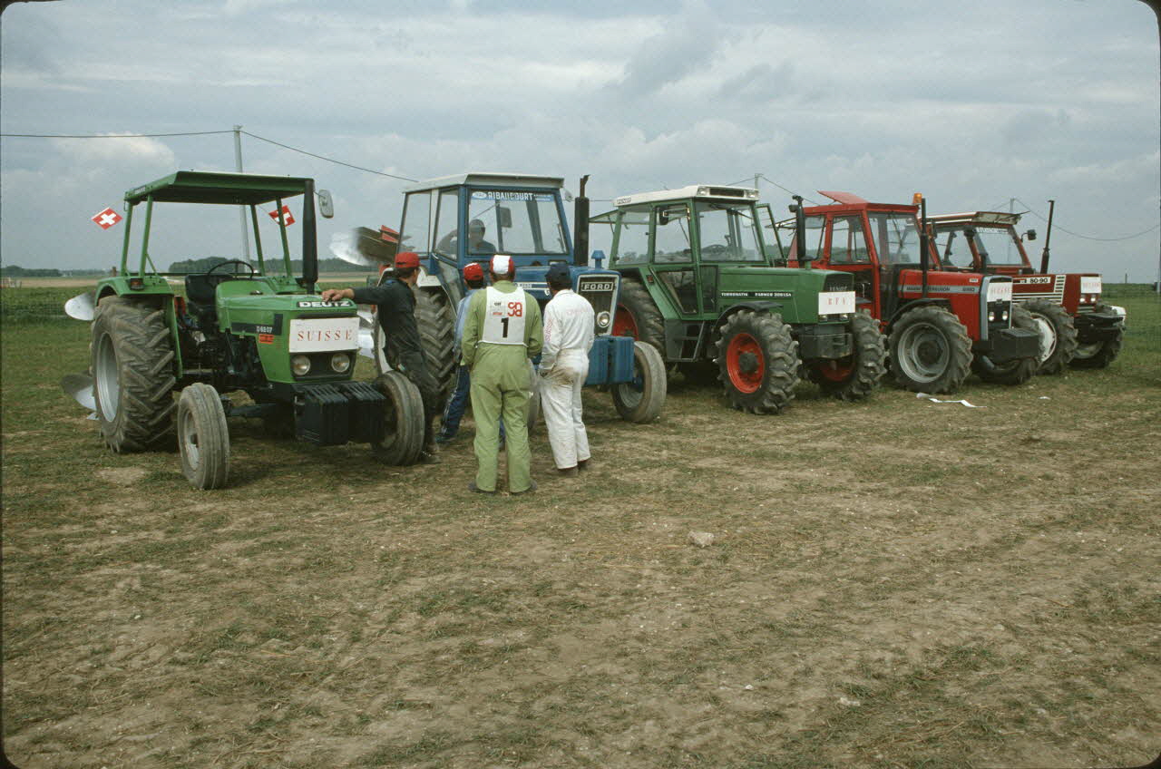 Frédéric Duchesne photographie MNATP. Enquête sur la finale des 32è Championnats de France de labours conduite par Frédéric Duchesne à Boves en Picardie (septembre 1985) Picardie, France 1985/9/14-1985/9/15 Ph.1986.87.316 Photo
