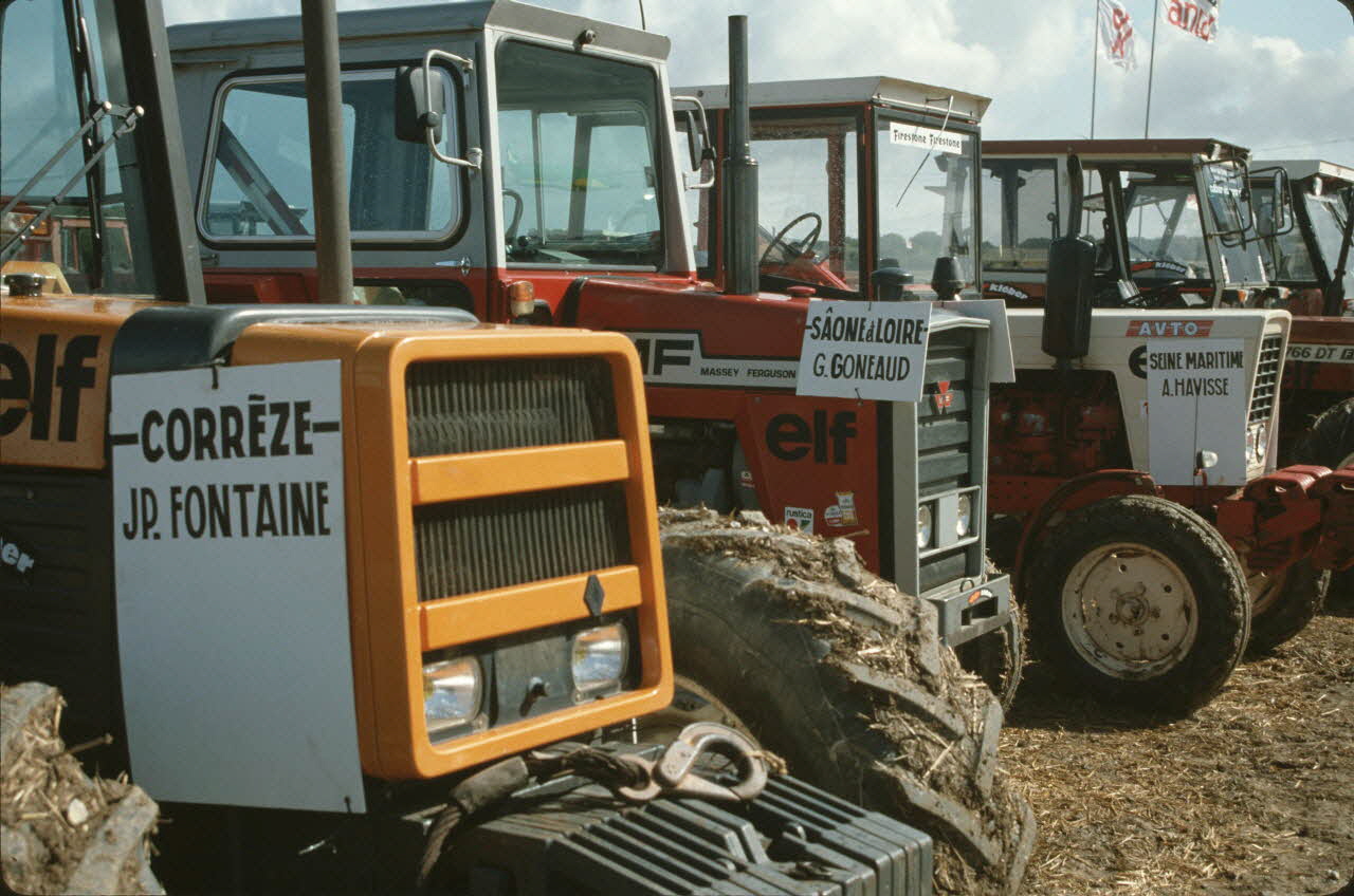 Frédéric Duchesne photographie MNATP. Enquête sur la finale des 32è Championnats de France de labours conduite par Frédéric Duchesne à Boves en Picardie (septembre 1985) Picardie, France 1985/9/14-1985/9/15 Ph.1986.87.318 Photo