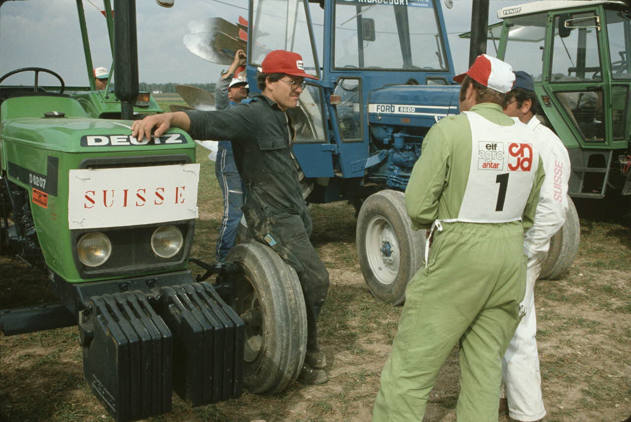Frédéric Duchesne photographie MNATP. Enquête sur la finale des 32è Championnats de France de labours conduite par Frédéric Duchesne à Boves en Picardie (septembre 1985) Picardie, France 1985/9/14-1985/9/15 Ph.1986.87.319 Photo
