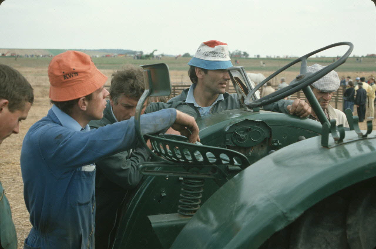 Frédéric Duchesne photographie MNATP. Enquête sur la finale des 32è Championnats de France de labours conduite par Frédéric Duchesne à Boves en Picardie (septembre 1985) Picardie, France 1985/9/14-1985/9/15 Ph.1986.87.328 Photo