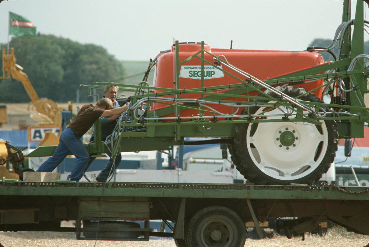 Frédéric Duchesne photographie MNATP. Enquête sur la finale des 32è Championnats de France de labours conduite par Frédéric Duchesne à Boves en Picardie (septembre 1985) Picardie, France 1985/9/13 Ph.1986.87.33 Photo