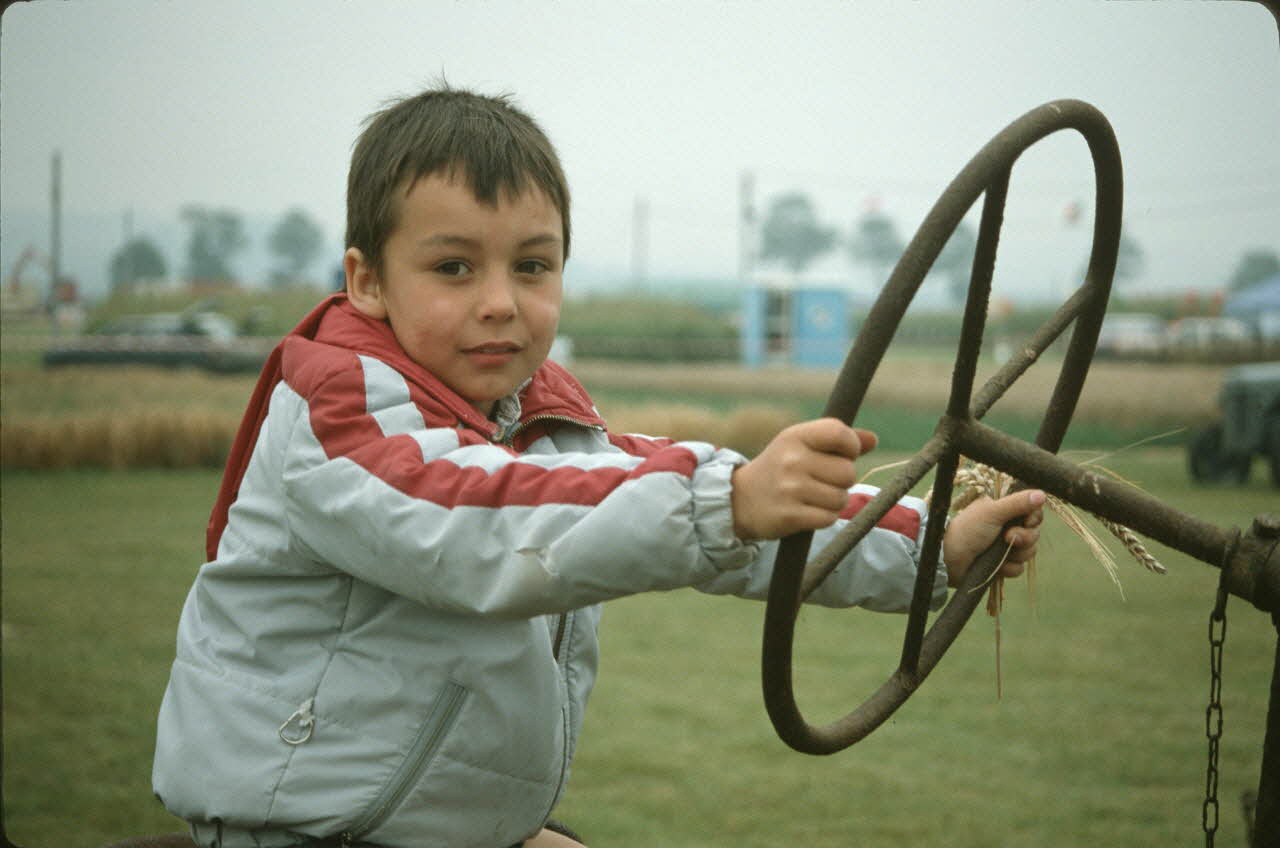 Frédéric Duchesne photographie MNATP. Enquête sur la finale des 32è Championnats de France de labours conduite par Frédéric Duchesne à Boves en Picardie (septembre 1985) Picardie, France 1985/9/14-1985/9/15 Ph.1986.87.338 Photo