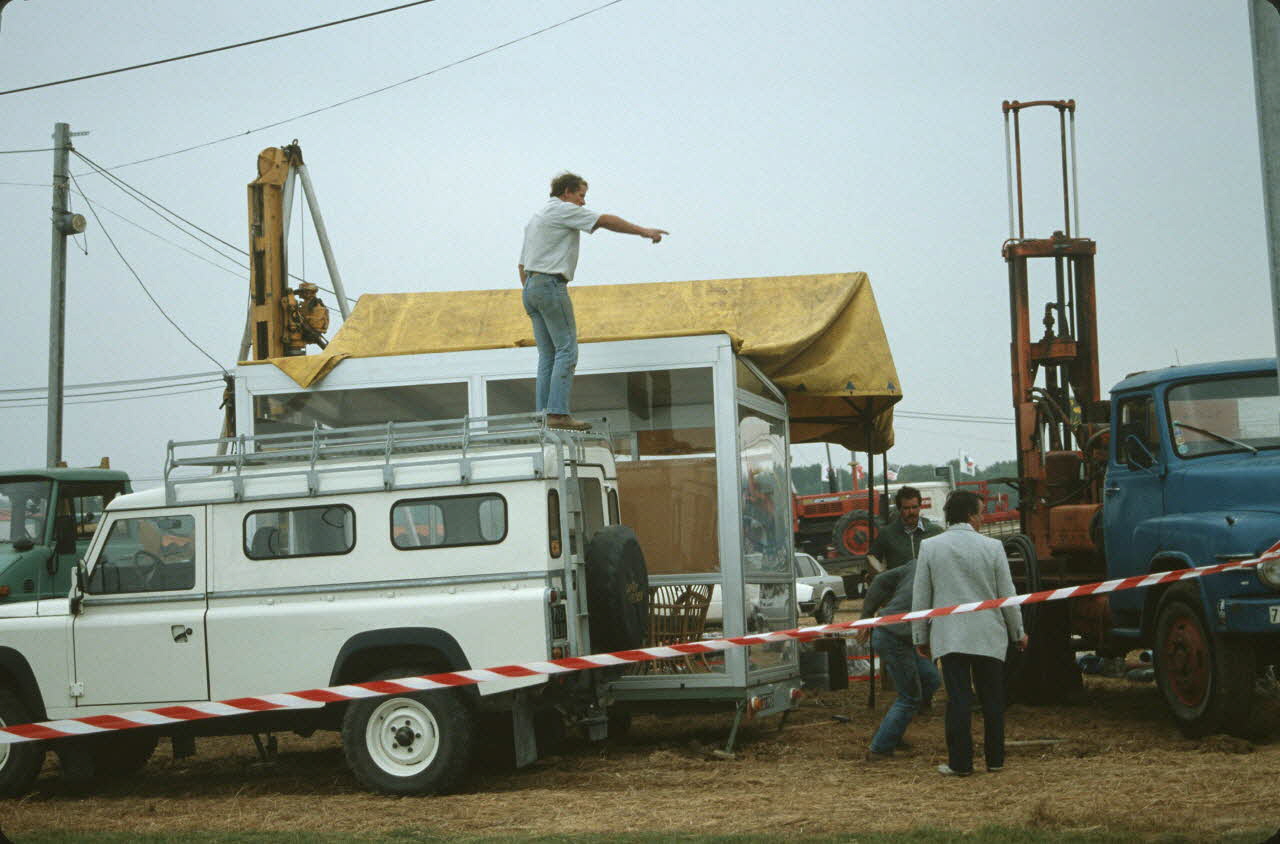 Frédéric Duchesne photographie MNATP. Enquête sur la finale des 32è Championnats de France de labours conduite par Frédéric Duchesne à Boves en Picardie (septembre 1985) Picardie, France 1985/9/13 Ph.1986.87.34 Photo