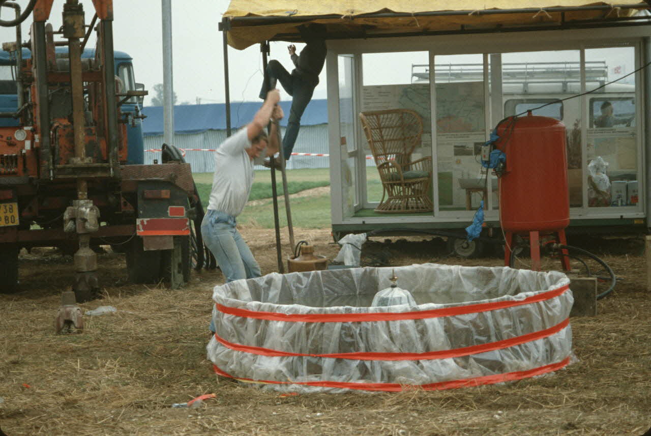 Frédéric Duchesne photographie MNATP. Enquête sur la finale des 32è Championnats de France de labours conduite par Frédéric Duchesne à Boves en Picardie (septembre 1985) Picardie, France 1985/9/13 Ph.1986.87.35 Photo