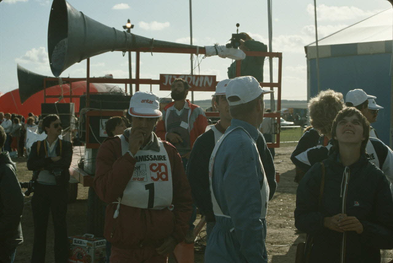 Frédéric Duchesne photographie MNATP. Enquête sur la finale des 32è Championnats de France de labours conduite par Frédéric Duchesne à Boves en Picardie (septembre 1985) Picardie, France 1985/9/14-1985/9/15 Ph.1986.87.357 Photo