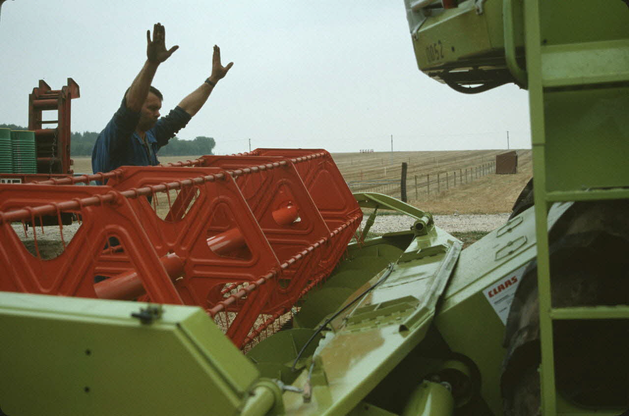 Frédéric Duchesne photographie MNATP. Enquête sur la finale des 32è Championnats de France de labours conduite par Frédéric Duchesne à Boves en Picardie (septembre 1985) Picardie, France 1985/9/13 Ph.1986.87.36 Photo