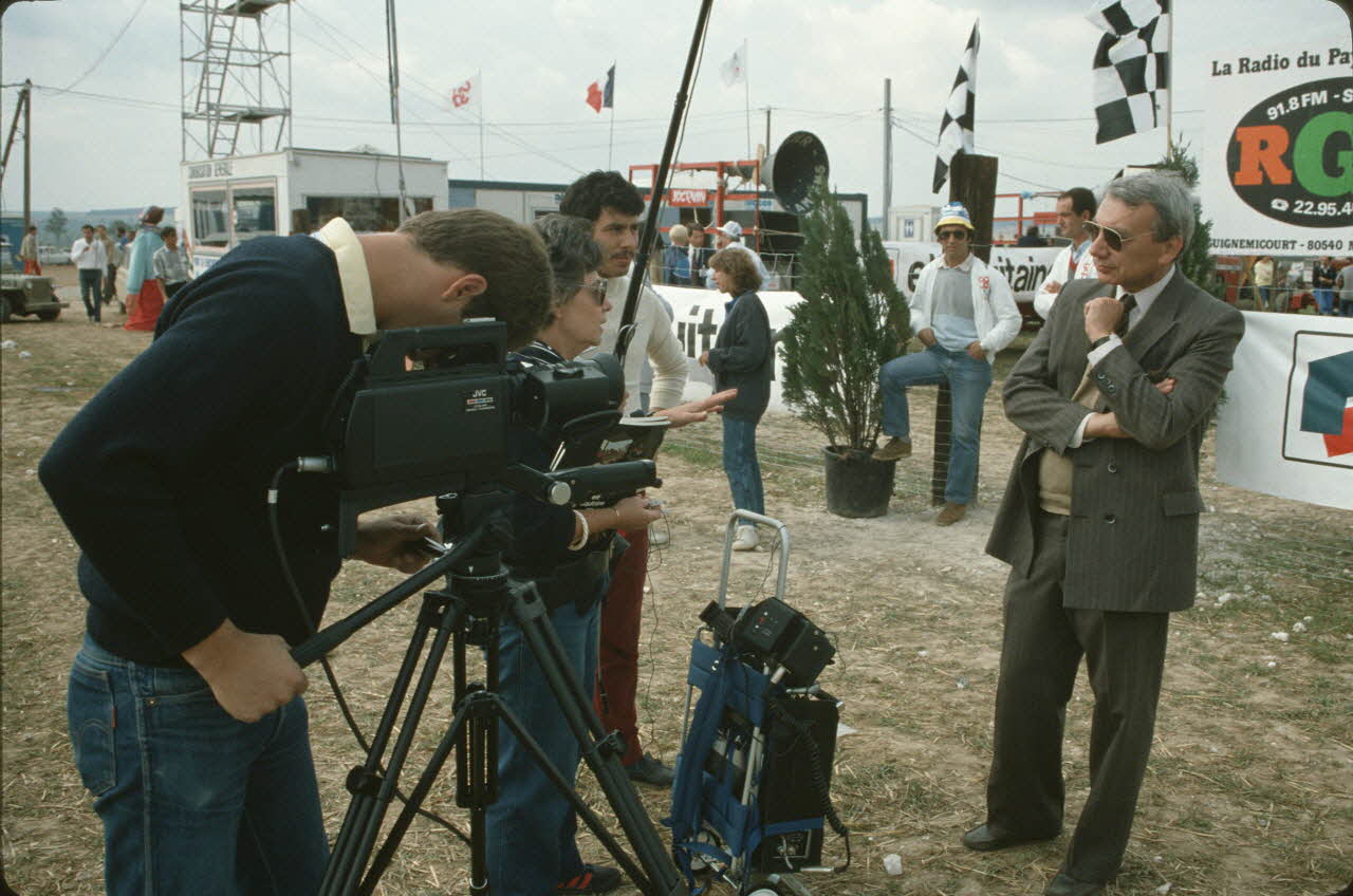 Frédéric Duchesne photographie MNATP. Enquête sur la finale des 32è Championnats de France de labours conduite par Frédéric Duchesne à Boves en Picardie (septembre 1985) Picardie, France 1985/9/14-1985/9/15 Ph.1986.87.360 Photo