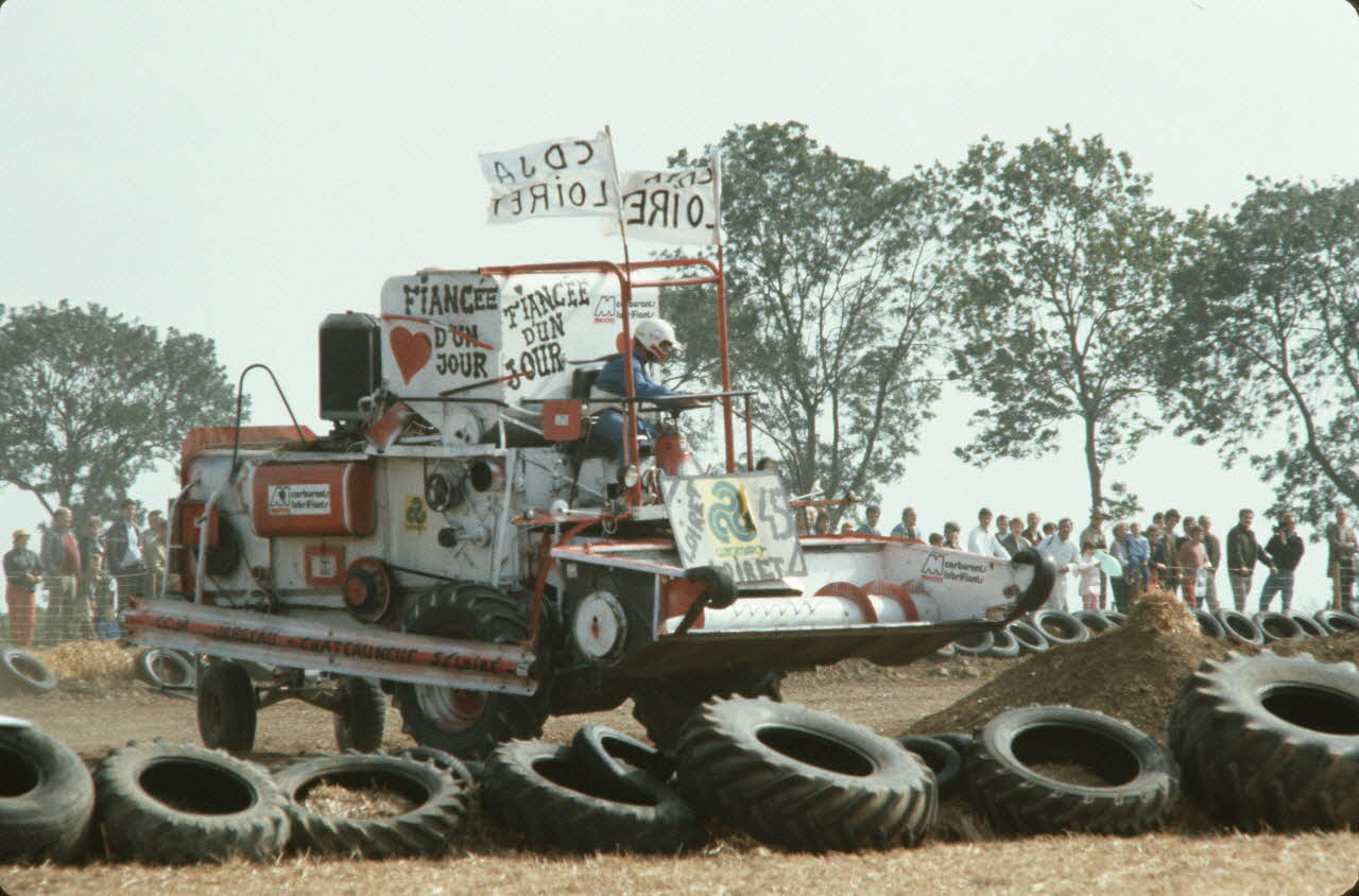 Frédéric Duchesne photographie MNATP. Enquête sur la finale des 32è Championnats de France de labours conduite par Frédéric Duchesne à Boves en Picardie (septembre 1985) Picardie, France 1985/9/15 Ph.1986.87.378 Photo