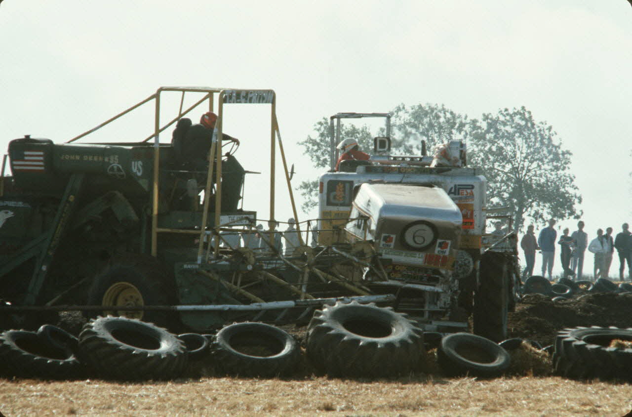 Frédéric Duchesne photographie MNATP. Enquête sur la finale des 32è Championnats de France de labours conduite par Frédéric Duchesne à Boves en Picardie (septembre 1985) Picardie, France 1985/9/15 Ph.1986.87.379 Photo