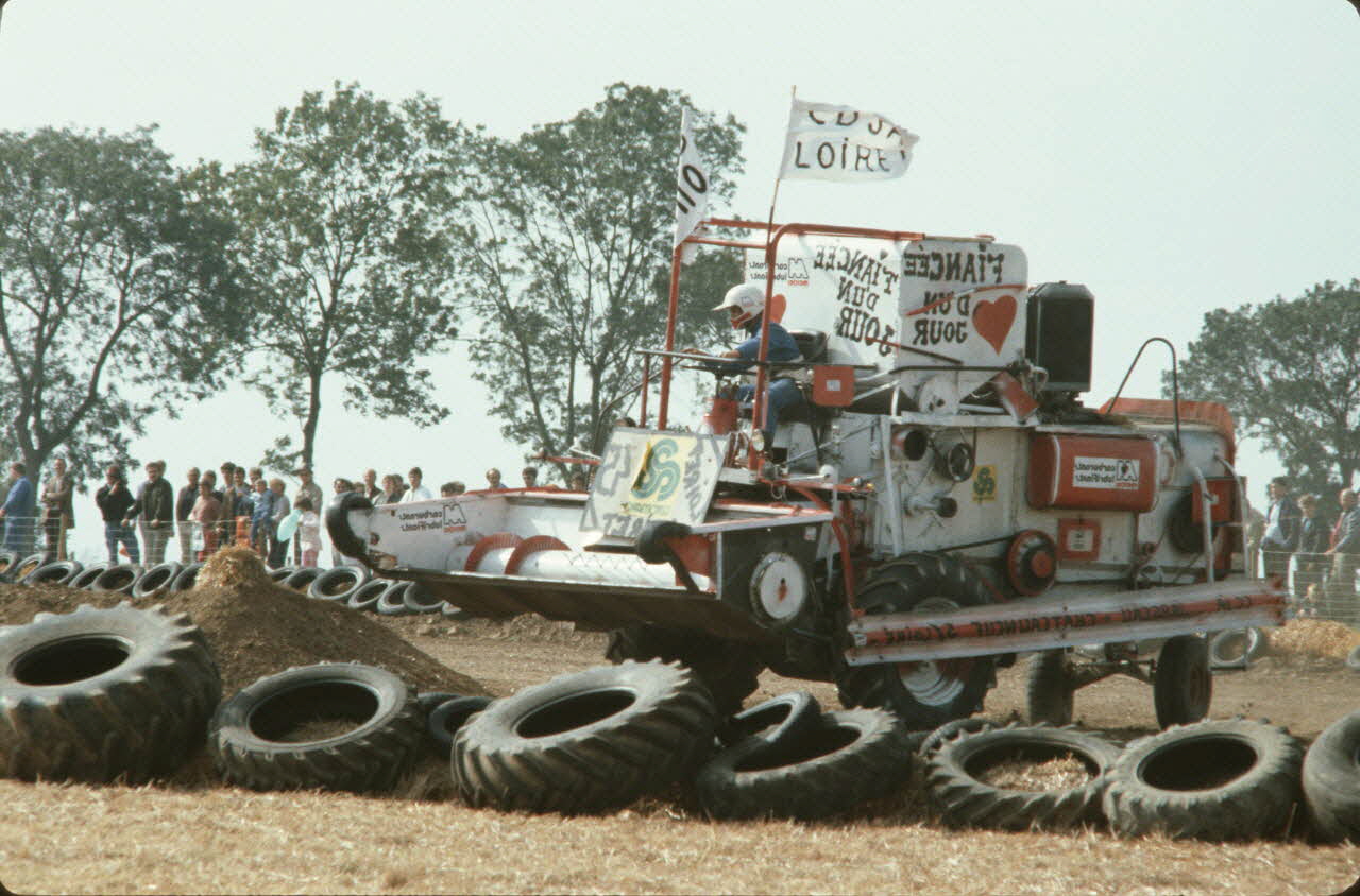 Frédéric Duchesne photographie MNATP. Enquête sur la finale des 32è Championnats de France de labours conduite par Frédéric Duchesne à Boves en Picardie (septembre 1985) Picardie, France 1985/9/15 Ph.1986.87.380 Photo
