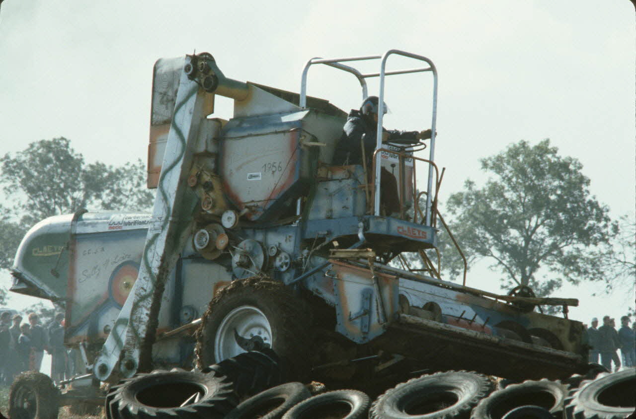 Frédéric Duchesne photographie MNATP. Enquête sur la finale des 32è Championnats de France de labours conduite par Frédéric Duchesne à Boves en Picardie (septembre 1985) Picardie, France 1985/9/15 Ph.1986.87.381 Photo