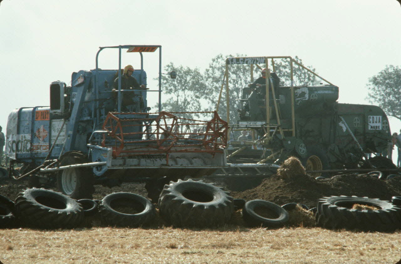 Frédéric Duchesne photographie MNATP. Enquête sur la finale des 32è Championnats de France de labours conduite par Frédéric Duchesne à Boves en Picardie (septembre 1985) Picardie, France 1985/9/15 Ph.1986.87.382 Photo