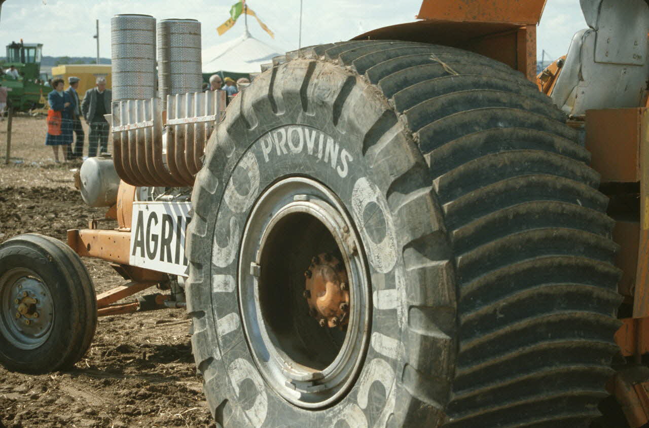 Frédéric Duchesne photographie MNATP. Enquête sur la finale des 32è Championnats de France de labours conduite par Frédéric Duchesne à Boves en Picardie (septembre 1985) Picardie, France 1985/9/14-1985/9/15 Ph.1986.87.390 Photo