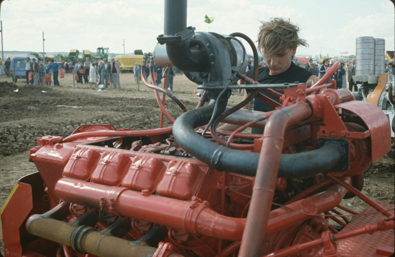 Frédéric Duchesne photographie MNATP. Enquête sur la finale des 32è Championnats de France de labours conduite par Frédéric Duchesne à Boves en Picardie (septembre 1985) Picardie, France 1985/9/14-1985/9/15 Ph.1986.87.393 Photo