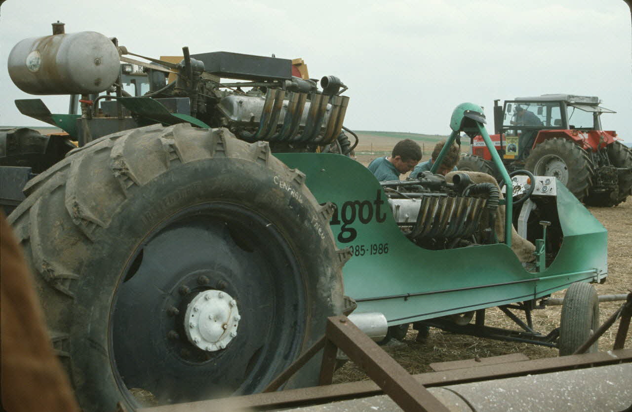 Frédéric Duchesne photographie MNATP. Enquête sur la finale des 32è Championnats de France de labours conduite par Frédéric Duchesne à Boves en Picardie (septembre 1985) Picardie, France 1985/9/14-1985/9/15 Ph.1986.87.394 Photo