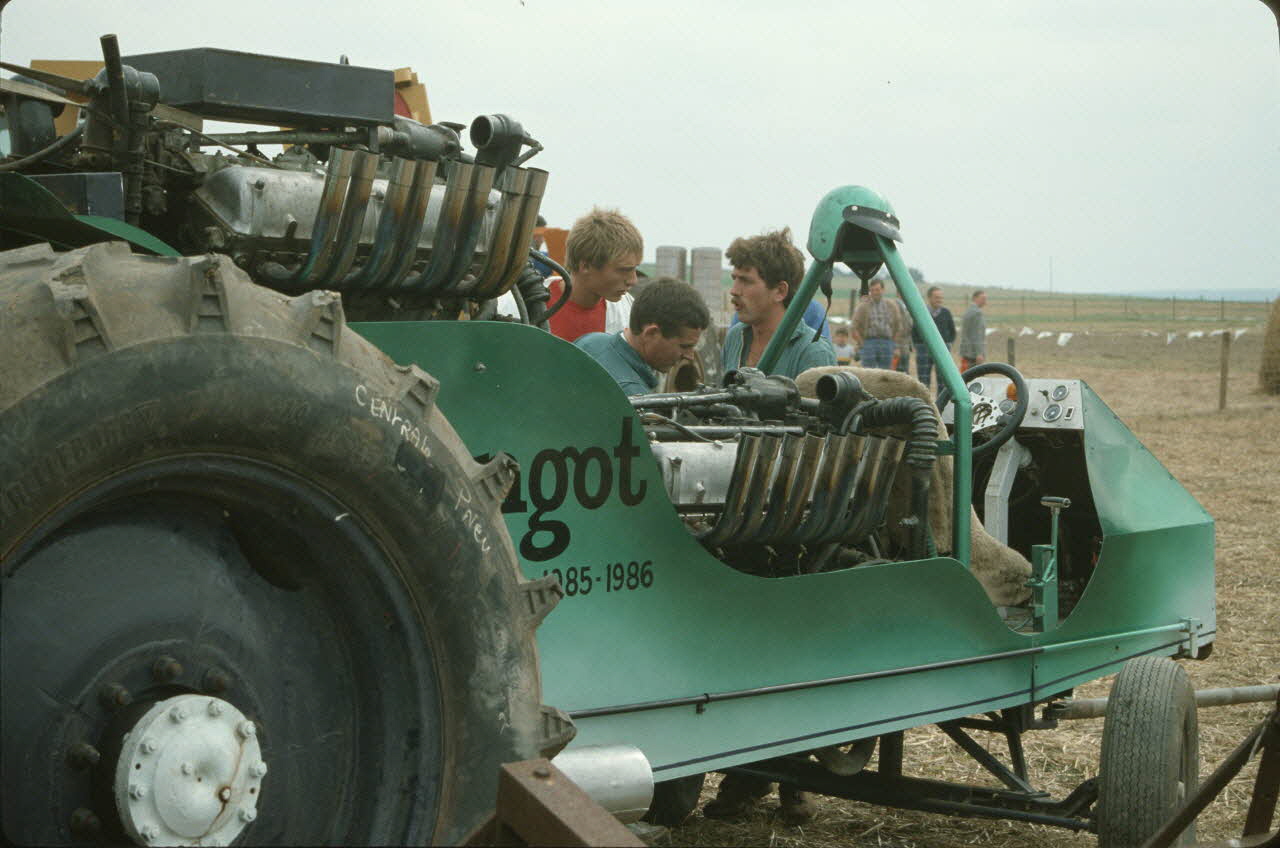 Frédéric Duchesne photographie MNATP. Enquête sur la finale des 32è Championnats de France de labours conduite par Frédéric Duchesne à Boves en Picardie (septembre 1985) Picardie, France 1985/9/14-1985/9/15 Ph.1986.87.395 Photo