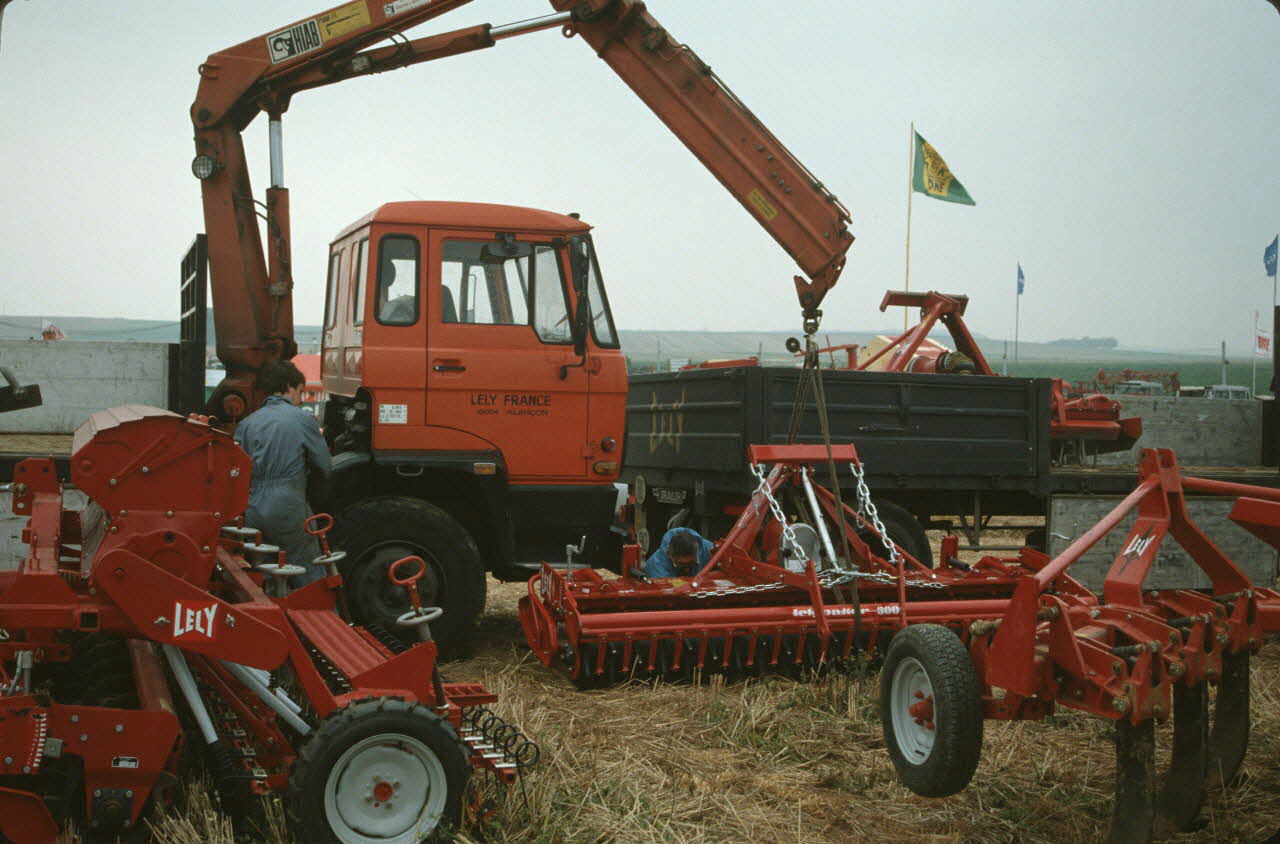 Frédéric Duchesne photographie MNATP. Enquête sur la finale des 32è Championnats de France de labours conduite par Frédéric Duchesne à Boves en Picardie (septembre 1985) Picardie, France 1985/9/13 Ph.1986.87.40 Photo