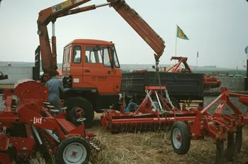 Frédéric Duchesne photographie MNATP. Enquête sur la finale des 32è Championnats de France de labours conduite par Frédéric Duchesne à Boves en Picardie (septembre 1985) Picardie, France 1985/9/13 Ph.1986.87.40  Photo