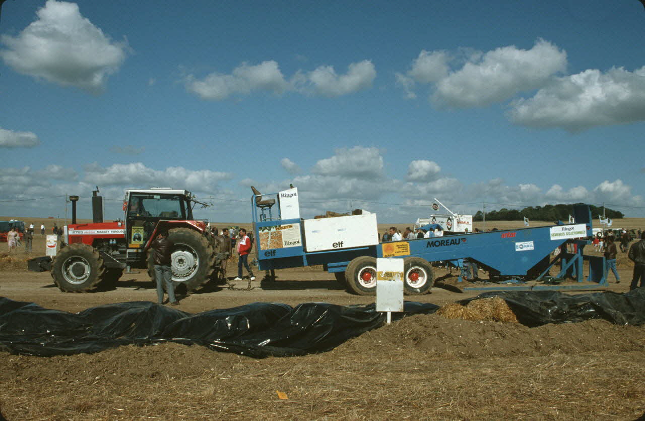 Frédéric Duchesne photographie MNATP. Enquête sur la finale des 32è Championnats de France de labours conduite par Frédéric Duchesne à Boves en Picardie (septembre 1985) Picardie, France 1985/9/14-1985/9/15 Ph.1986.87.401 Photo