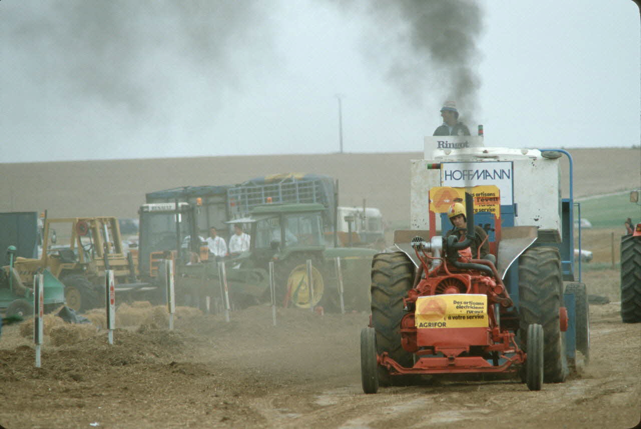 Frédéric Duchesne photographie MNATP. Enquête sur la finale des 32è Championnats de France de labours conduite par Frédéric Duchesne à Boves en Picardie (septembre 1985) Picardie, France 1985/9/14-1985/9/15 Ph.1986.87.402 Photo