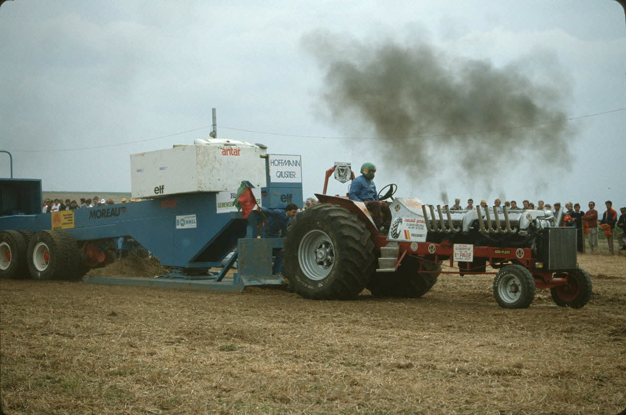 Frédéric Duchesne photographie MNATP. Enquête sur la finale des 32è Championnats de France de labours conduite par Frédéric Duchesne à Boves en Picardie (septembre 1985) Picardie, France 1985/9/14-1985/9/15 Ph.1986.87.403 Photo