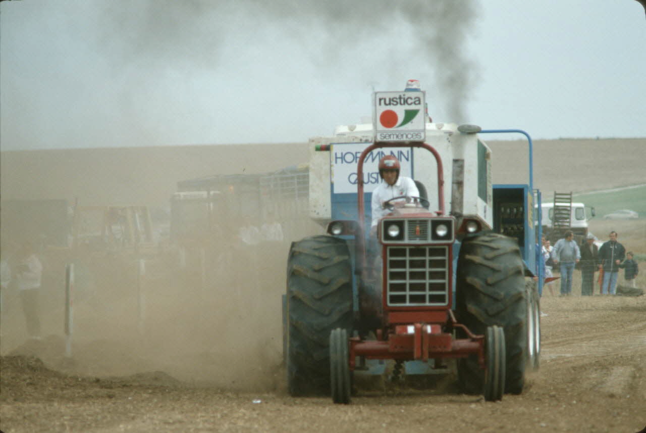 Frédéric Duchesne photographie MNATP. Enquête sur la finale des 32è Championnats de France de labours conduite par Frédéric Duchesne à Boves en Picardie (septembre 1985) Picardie, France 1985/9/14-1985/9/15 Ph.1986.87.404 Photo