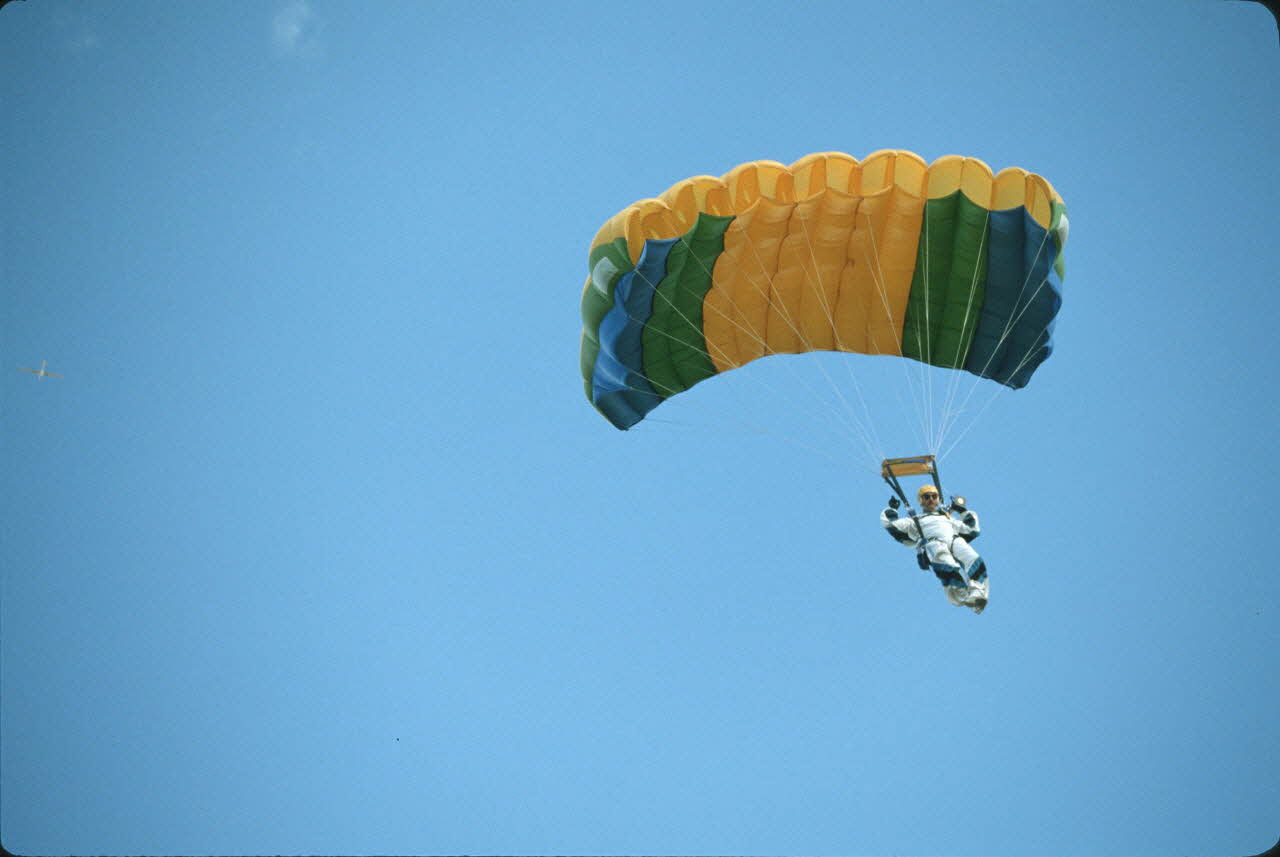 Frédéric Duchesne photographie MNATP. Enquête sur la finale des 32è Championnats de France de labours conduite par Frédéric Duchesne à Boves en Picardie (septembre 1985) Picardie, France 1985/9/14-1985/9/15 Ph.1986.87.408 Photo
