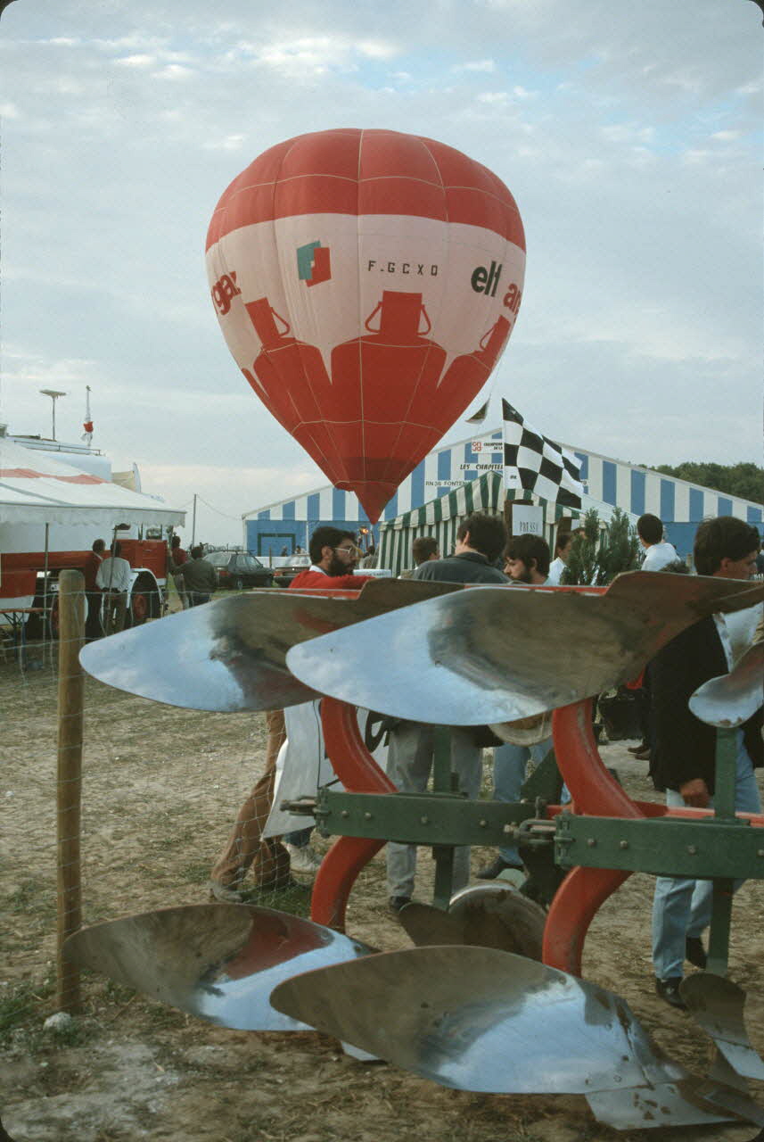 Frédéric Duchesne photographie MNATP. Enquête sur la finale des 32è Championnats de France de labours conduite par Frédéric Duchesne à Boves en Picardie (septembre 1985) Picardie, France 1985/9/14-1985/9/15 Ph.1986.87.409 Photo