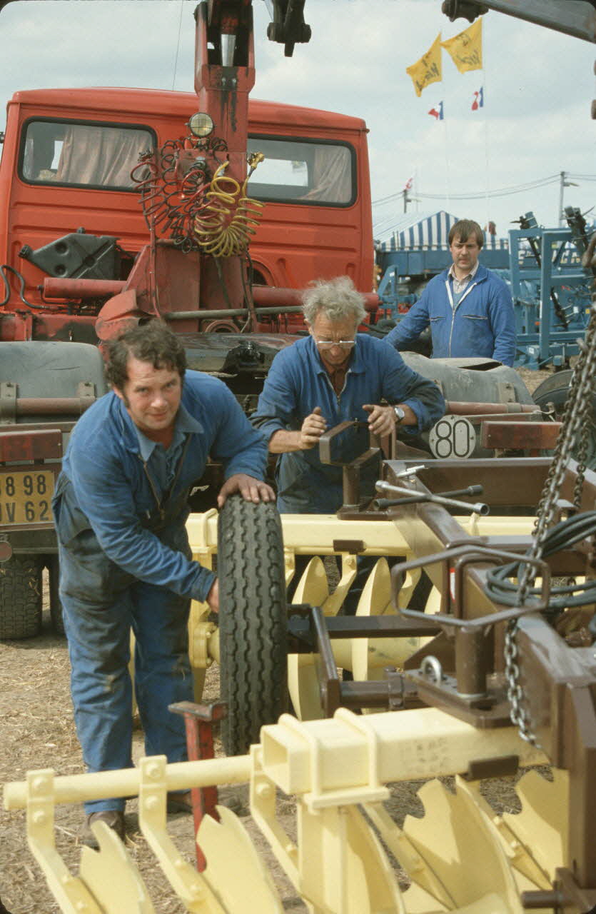 Frédéric Duchesne photographie MNATP. Enquête sur la finale des 32è Championnats de France de labours conduite par Frédéric Duchesne à Boves en Picardie (septembre 1985) Picardie, France 1985/9/13 Ph.1986.87.41 Photo