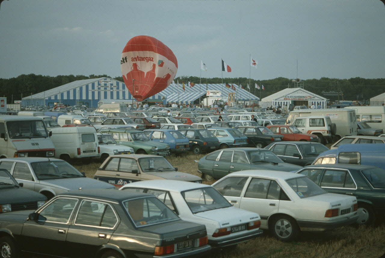 Frédéric Duchesne photographie MNATP. Enquête sur la finale des 32è Championnats de France de labours conduite par Frédéric Duchesne à Boves en Picardie (septembre 1985) Picardie, France 1985/9/14-1985/9/15 Ph.1986.87.410 Photo
