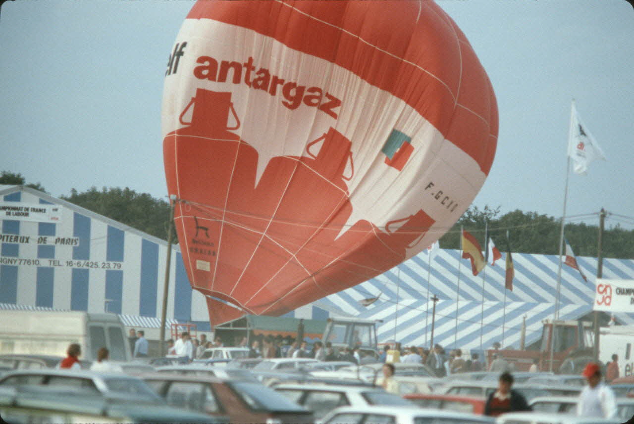 Frédéric Duchesne photographie MNATP. Enquête sur la finale des 32è Championnats de France de labours conduite par Frédéric Duchesne à Boves en Picardie (septembre 1985) Picardie, France 1985/9/14-1985/9/15 Ph.1986.87.411 Photo
