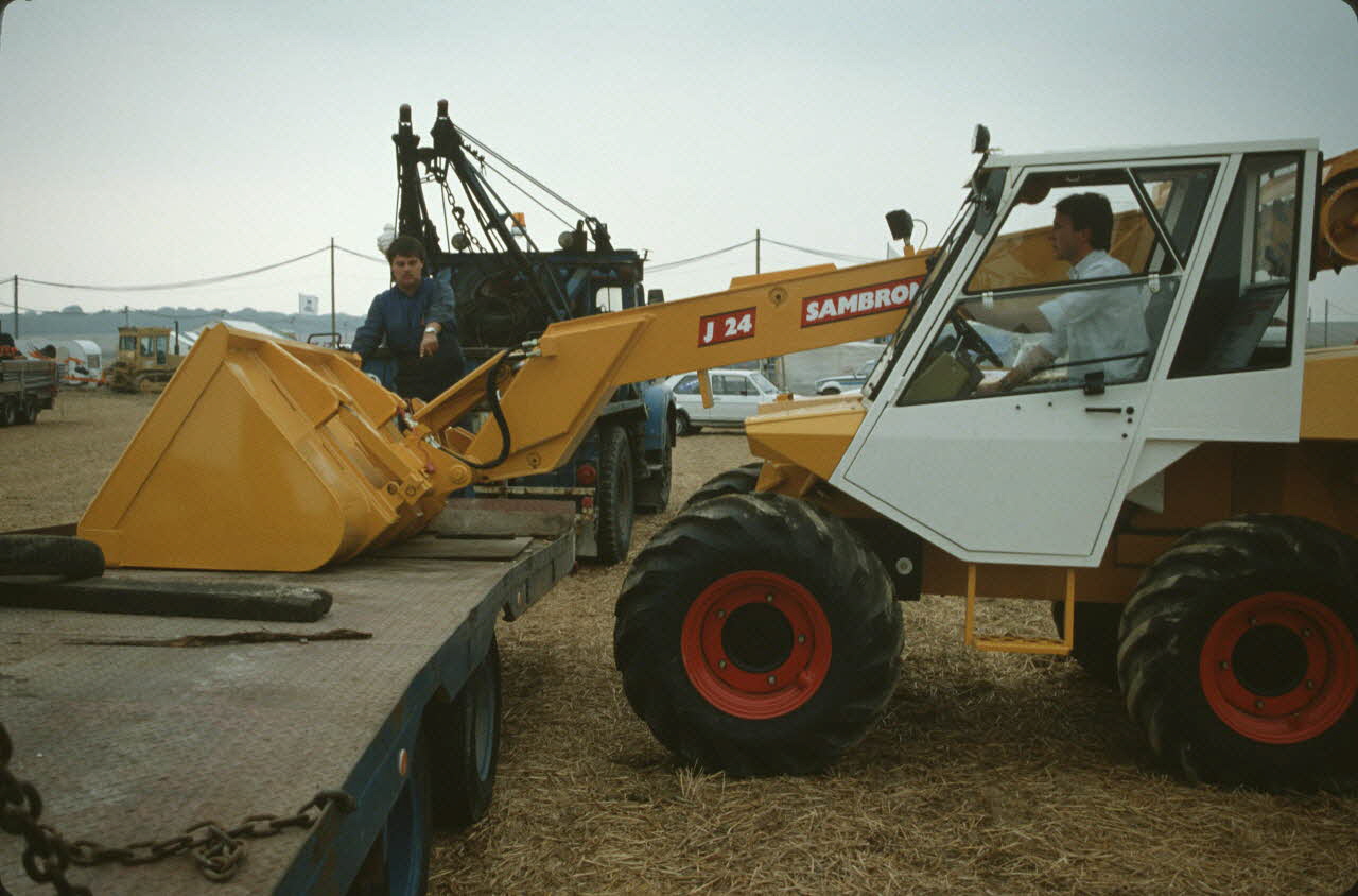Frédéric Duchesne photographie MNATP. Enquête sur la finale des 32è Championnats de France de labours conduite par Frédéric Duchesne à Boves en Picardie (septembre 1985) Picardie, France 1985/9/13 Ph.1986.87.42 Photo