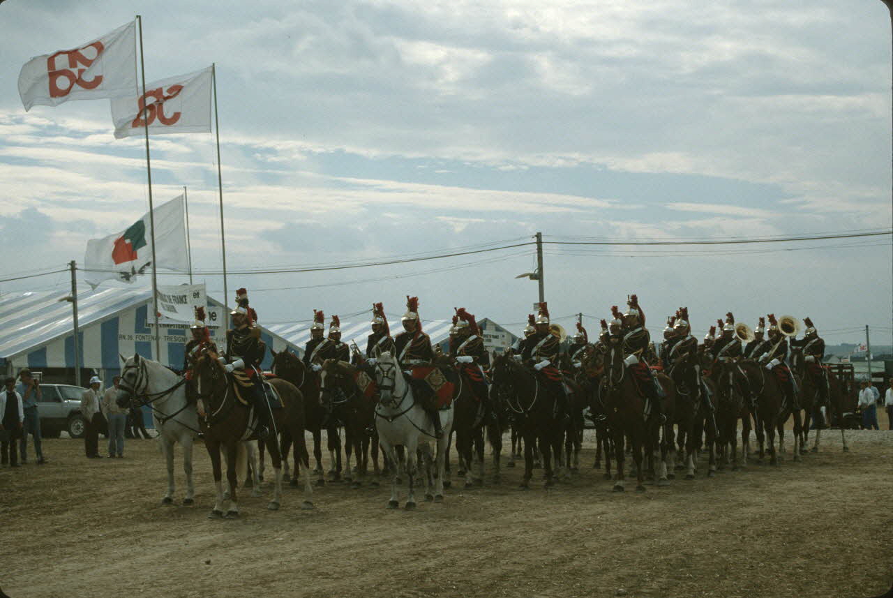 Frédéric Duchesne photographie MNATP. Enquête sur la finale des 32è Championnats de France de labours conduite par Frédéric Duchesne à Boves en Picardie (septembre 1985) Picardie, France 1985/9/14-1985/9/15 Ph.1986.87.426 Photo