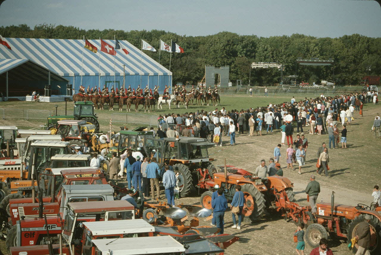 Frédéric Duchesne photographie MNATP. Enquête sur la finale des 32è Championnats de France de labours conduite par Frédéric Duchesne à Boves en Picardie (septembre 1985) Picardie, France 1985/9/14-1985/9/15 Ph.1986.87.430 Photo