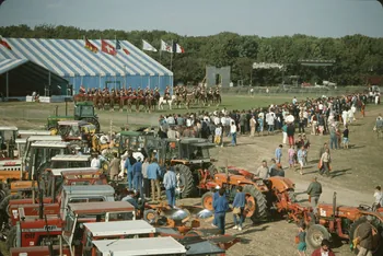 Frédéric Duchesne photographie MNATP. Enquête sur la finale des 32è Championnats de France de labours conduite par Frédéric Duchesne à Boves en Picardie (septembre 1985) Picardie, France 1985/9/14-1985/9/15 Ph.1986.87.430 Photo