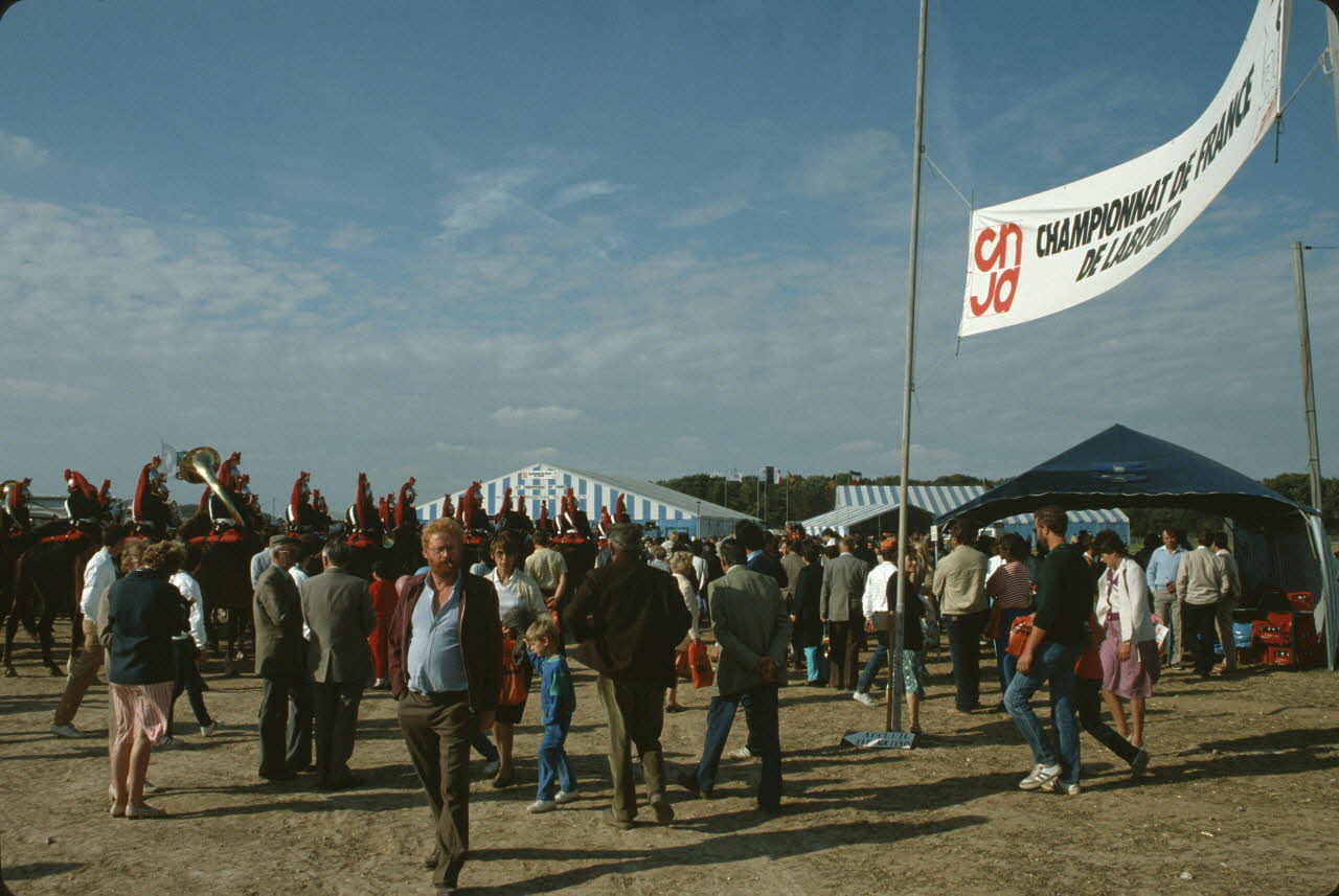 Frédéric Duchesne photographie MNATP. Enquête sur la finale des 32è Championnats de France de labours conduite par Frédéric Duchesne à Boves en Picardie (septembre 1985) Picardie, France 1985/9/14-1985/9/15 Ph.1986.87.432 Photo
