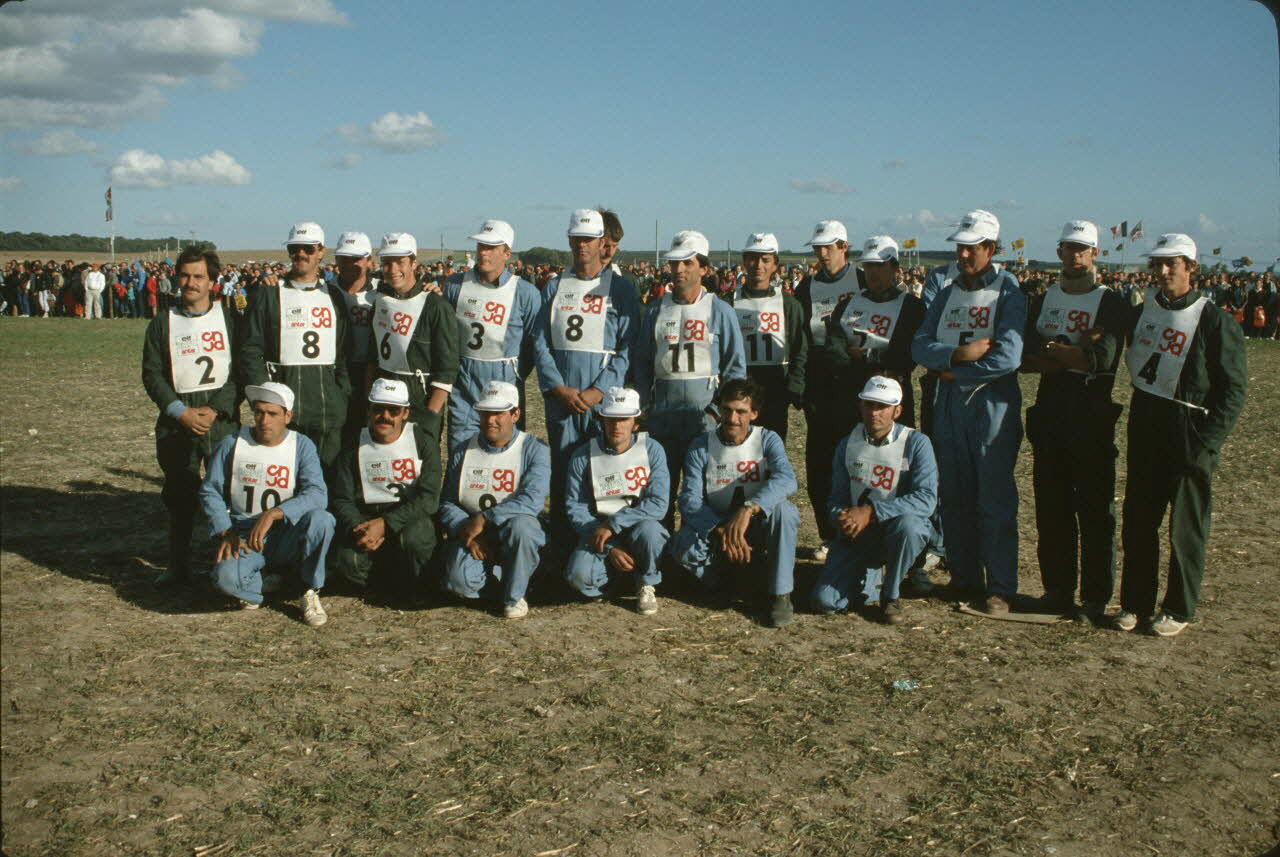 Frédéric Duchesne photographie MNATP. Enquête sur la finale des 32è Championnats de France de labours conduite par Frédéric Duchesne à Boves en Picardie (septembre 1985) Picardie, France 1985/9/14-1985/9/15 Ph.1986.87.437 Photo
