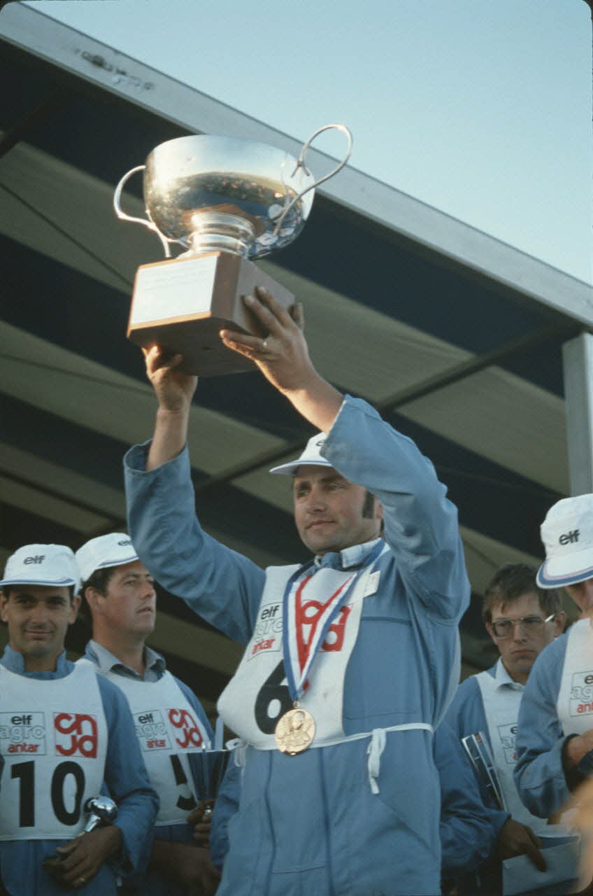 Frédéric Duchesne photographie MNATP. Enquête sur la finale des 32è Championnats de France de labours conduite par Frédéric Duchesne à Boves en Picardie (septembre 1985) Picardie, France 1985/9/14-1985/9/15 Ph.1986.87.438 Photo