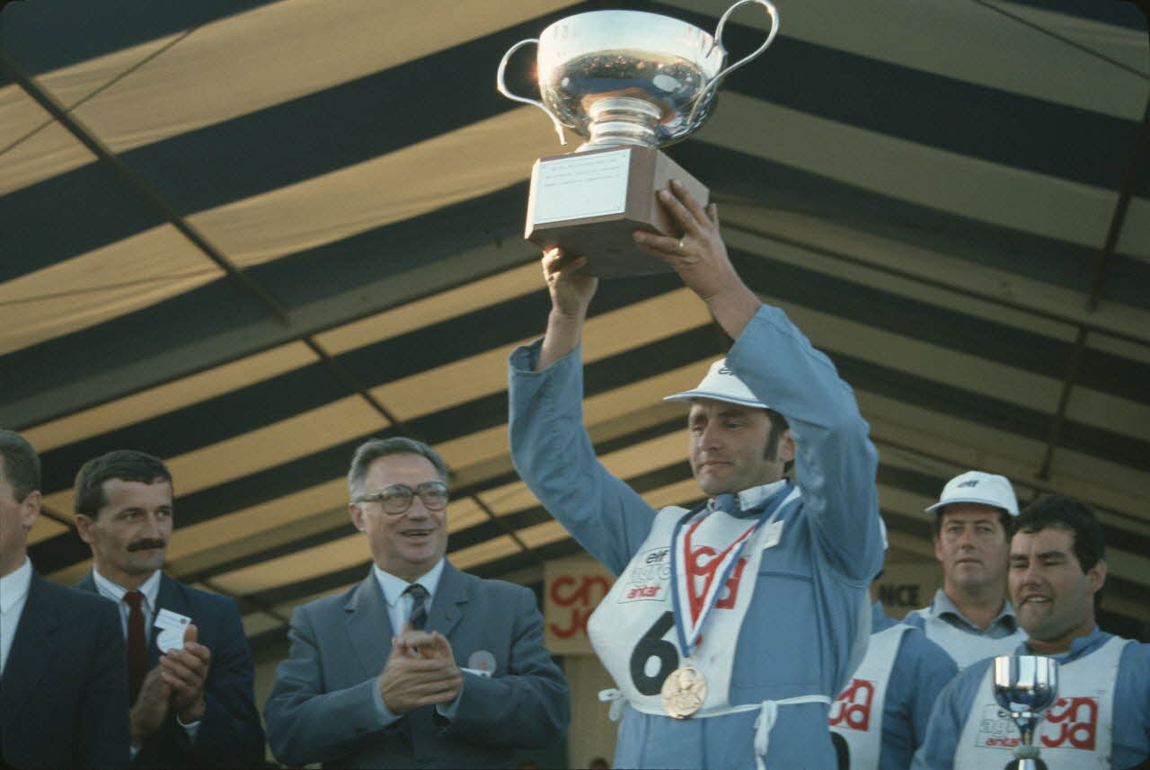 Frédéric Duchesne photographie MNATP. Enquête sur la finale des 32è Championnats de France de labours conduite par Frédéric Duchesne à Boves en Picardie (septembre 1985) Picardie, France 1985/9/14-1985/9/15 Ph.1986.87.439 Photo