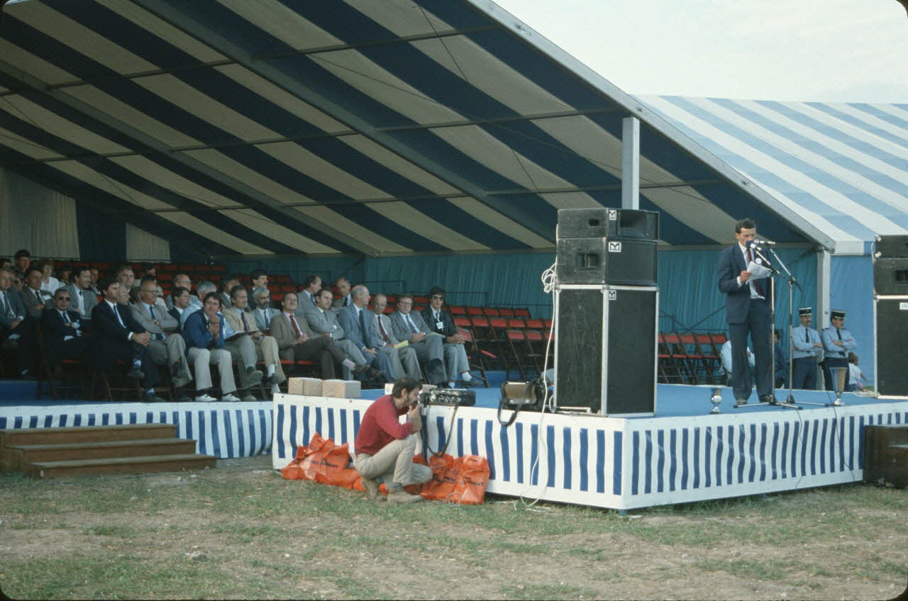 Frédéric Duchesne photographie MNATP. Enquête sur la finale des 32è Championnats de France de labours conduite par Frédéric Duchesne à Boves en Picardie (septembre 1985) Picardie, France 1985/9/14-1985/9/15 Ph.1986.87.445 Photo
