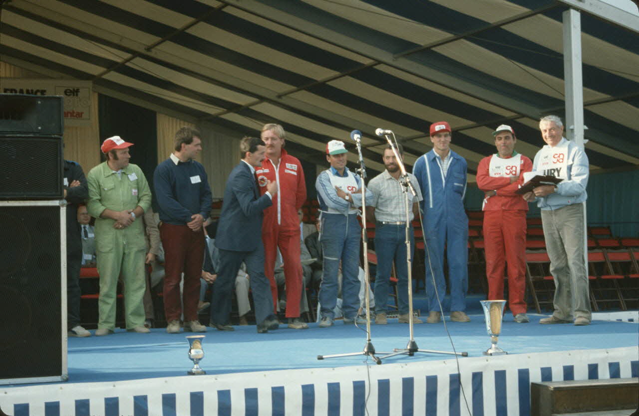 Frédéric Duchesne photographie MNATP. Enquête sur la finale des 32è Championnats de France de labours conduite par Frédéric Duchesne à Boves en Picardie (septembre 1985) Picardie, France 1985/9/14-1985/9/15 Ph.1986.87.447 Photo