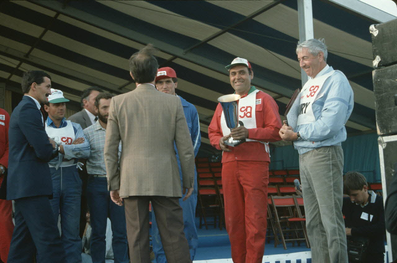 Frédéric Duchesne photographie MNATP. Enquête sur la finale des 32è Championnats de France de labours conduite par Frédéric Duchesne à Boves en Picardie (septembre 1985) Picardie, France 1985/9/14-1985/9/15 Ph.1986.87.449 Photo