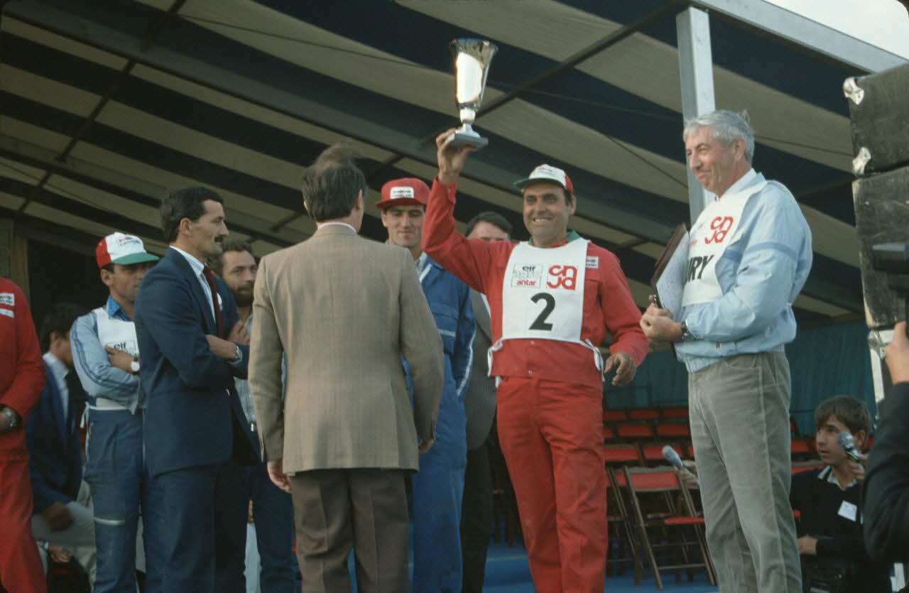 Frédéric Duchesne photographie MNATP. Enquête sur la finale des 32è Championnats de France de labours conduite par Frédéric Duchesne à Boves en Picardie (septembre 1985) Picardie, France 1985/9/14-1985/9/15 Ph.1986.87.450 Photo