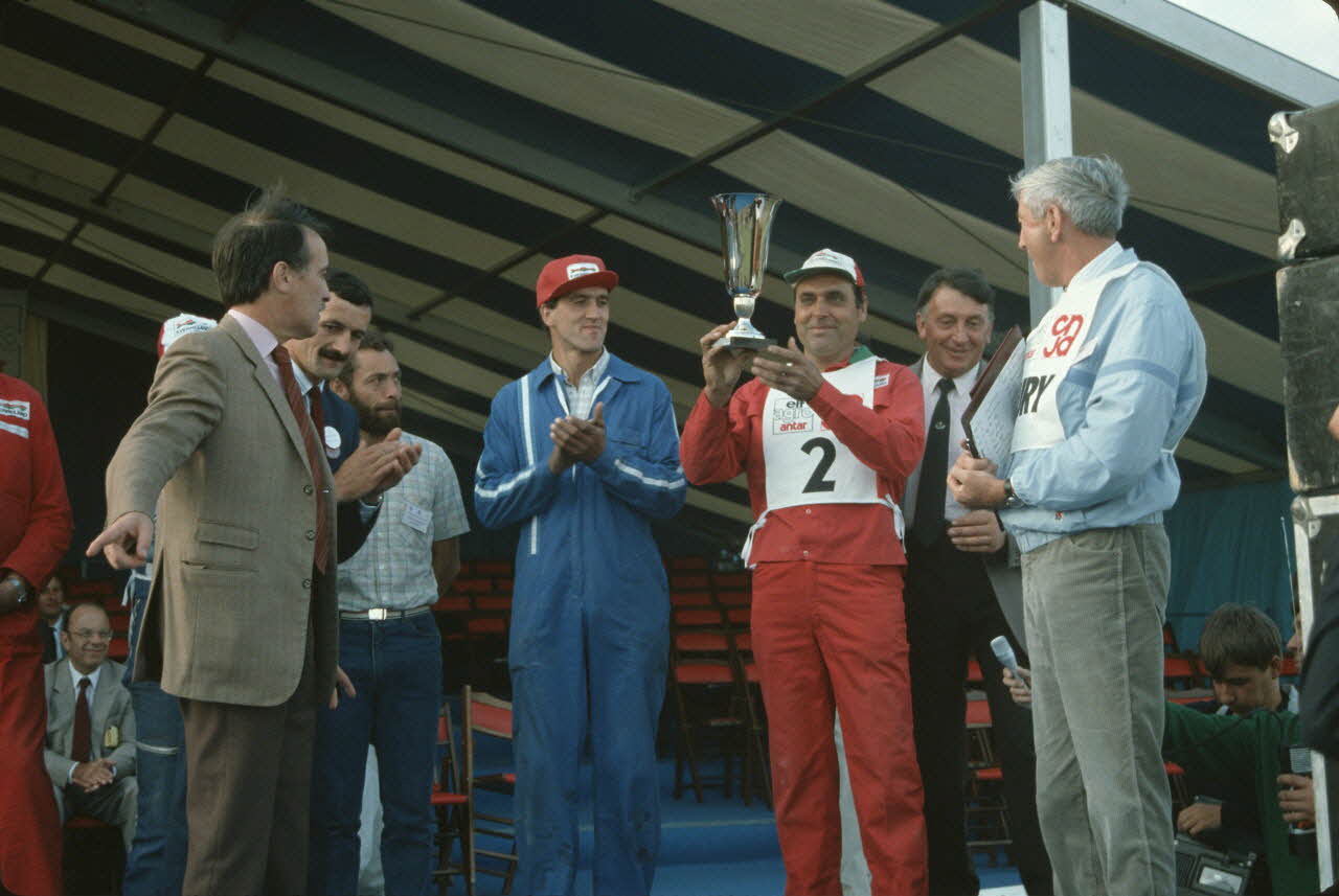 Frédéric Duchesne photographie MNATP. Enquête sur la finale des 32è Championnats de France de labours conduite par Frédéric Duchesne à Boves en Picardie (septembre 1985) Picardie, France 1985/9/14-1985/9/15 Ph.1986.87.452 Photo